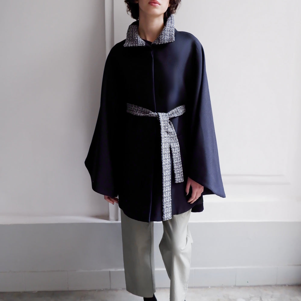 
                      
                        CAPE ANGELE EN TWEED BLEU MARINE
                      
                    