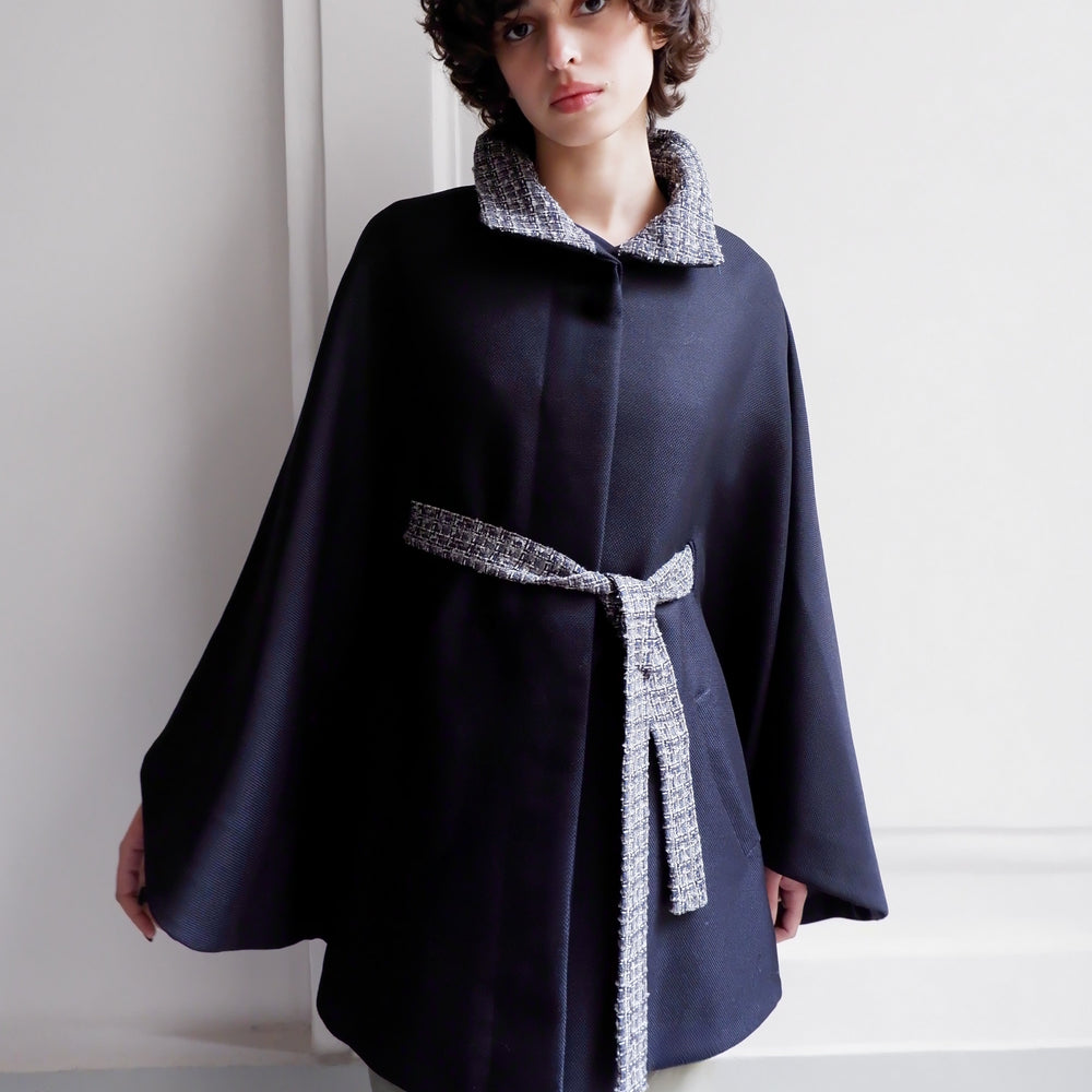 
                      
                        CAPE ANGELE EN TWEED BLEU MARINE
                      
                    