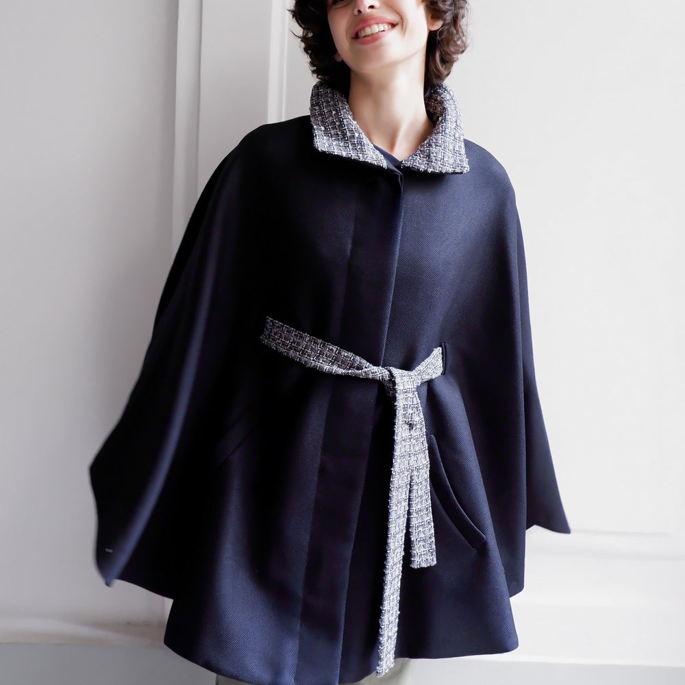 
                      
                        CAPE ANGELE EN TWEED BLEU MARINE
                      
                    