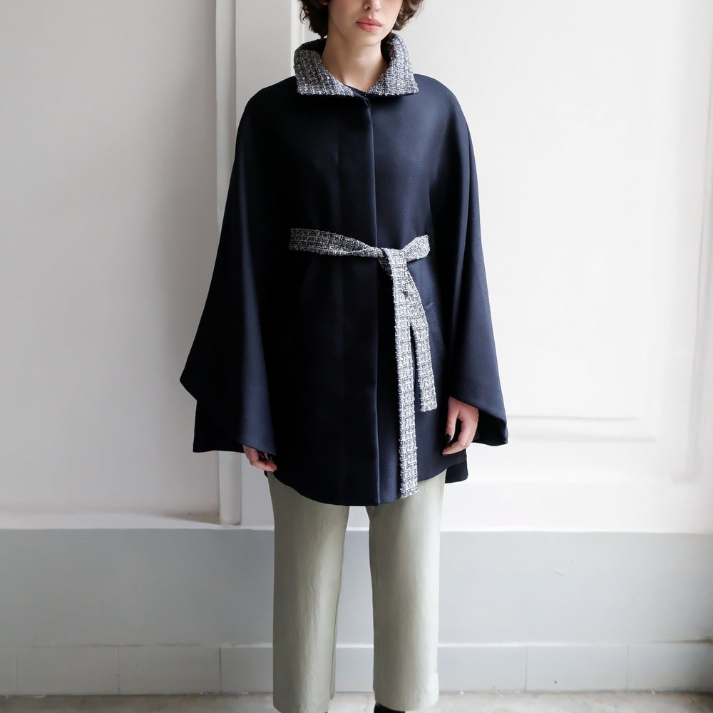 
                      
                        CAPE ANGELE EN TWEED BLEU MARINE
                      
                    