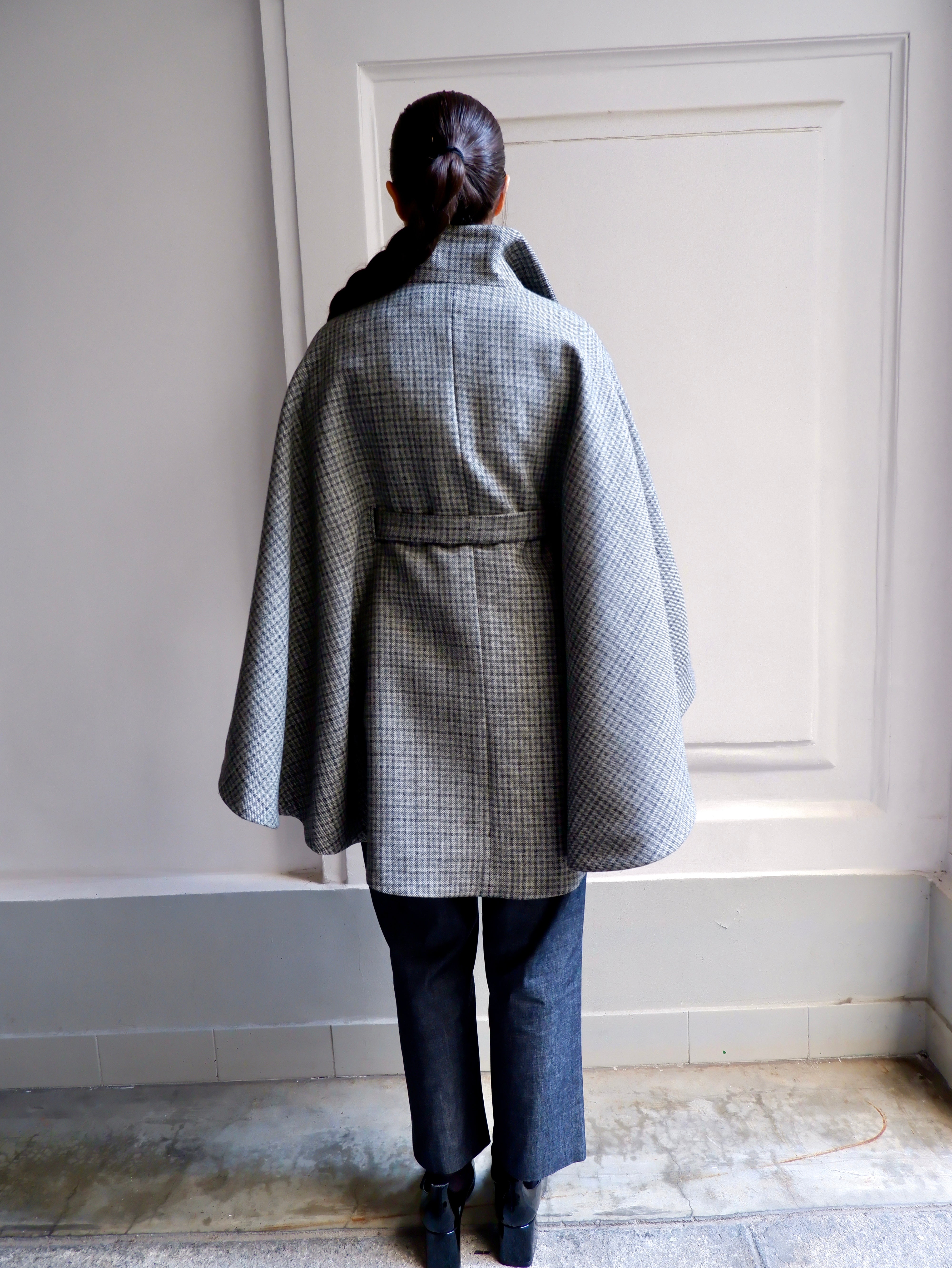 CAPE EN TWEED NOIR ANGELE – Fabrique by Ambali
