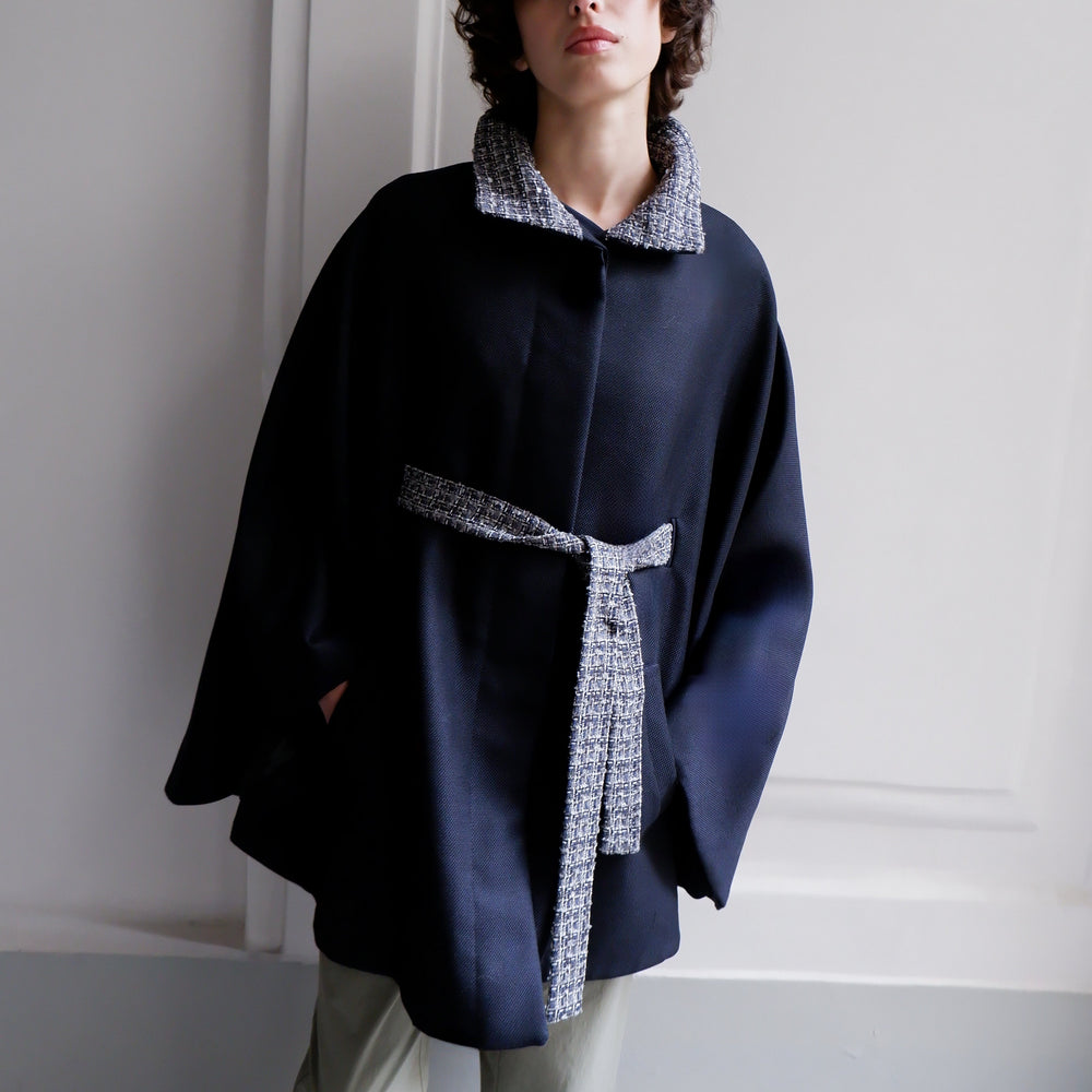 
                      
                        CAPE ANGELE EN TWEED BLEU MARINE
                      
                    