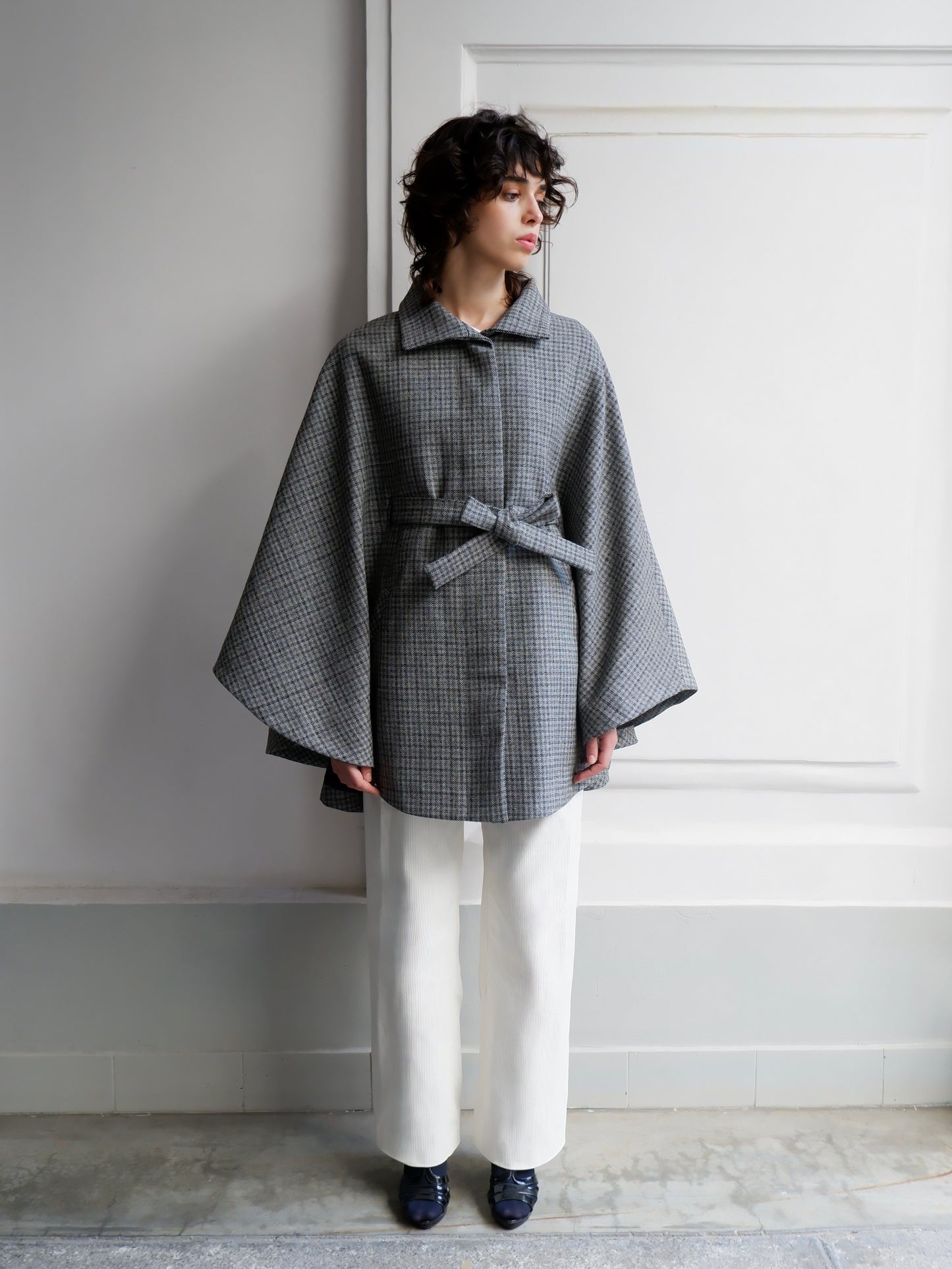 CAPE ANGÈLE EN JACQUARD DE MÉLANGE DE LAINE (Noir et Blanc)