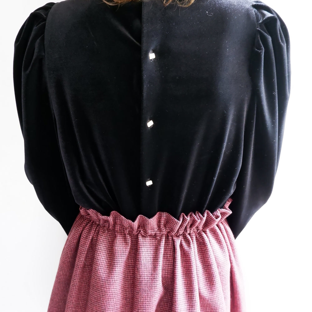 
                      
                        AURORE BLACK VELVET TOP
                      
                    