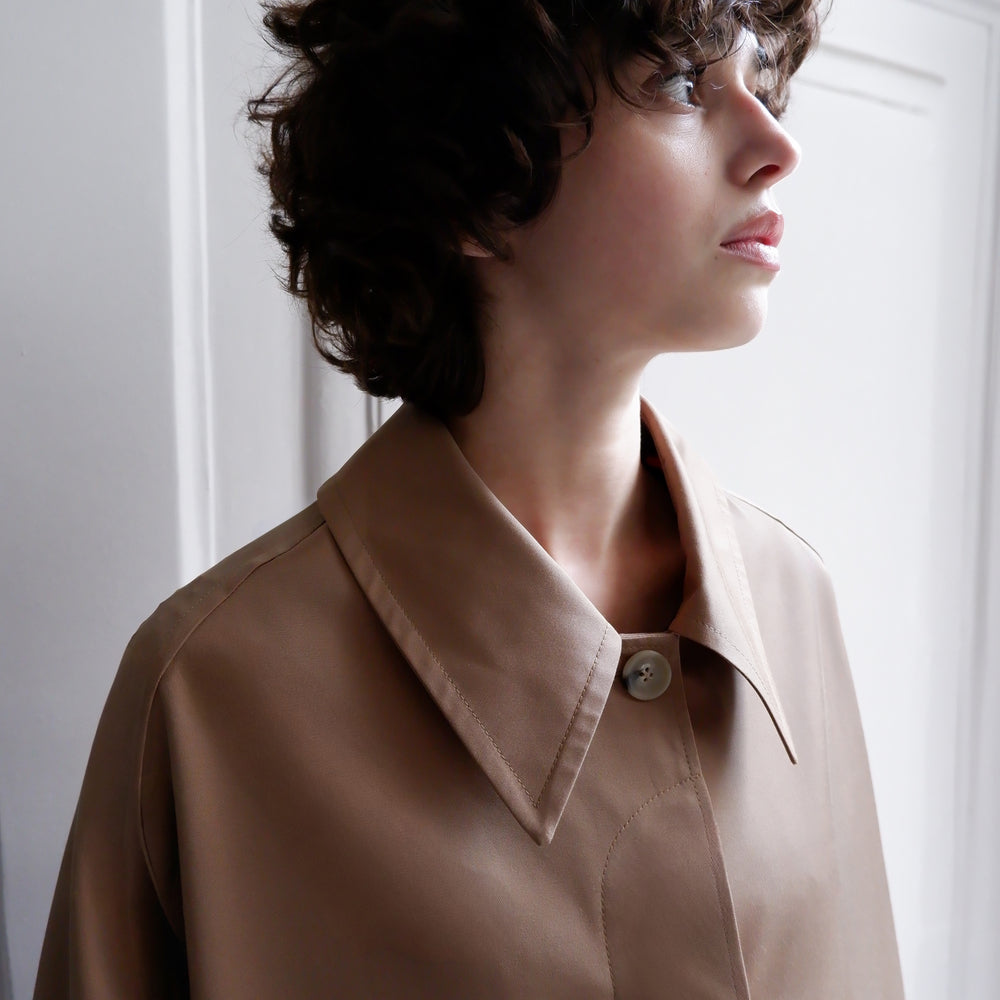 
                      
                        MANTEL ESTHER EN CAMELE
                      
                    